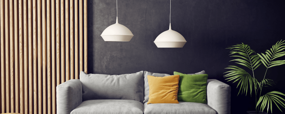 空き家管理のイメージ（ソファと観葉植物・木ルーバー壁）｜久留米市。
木稲産業不動産部